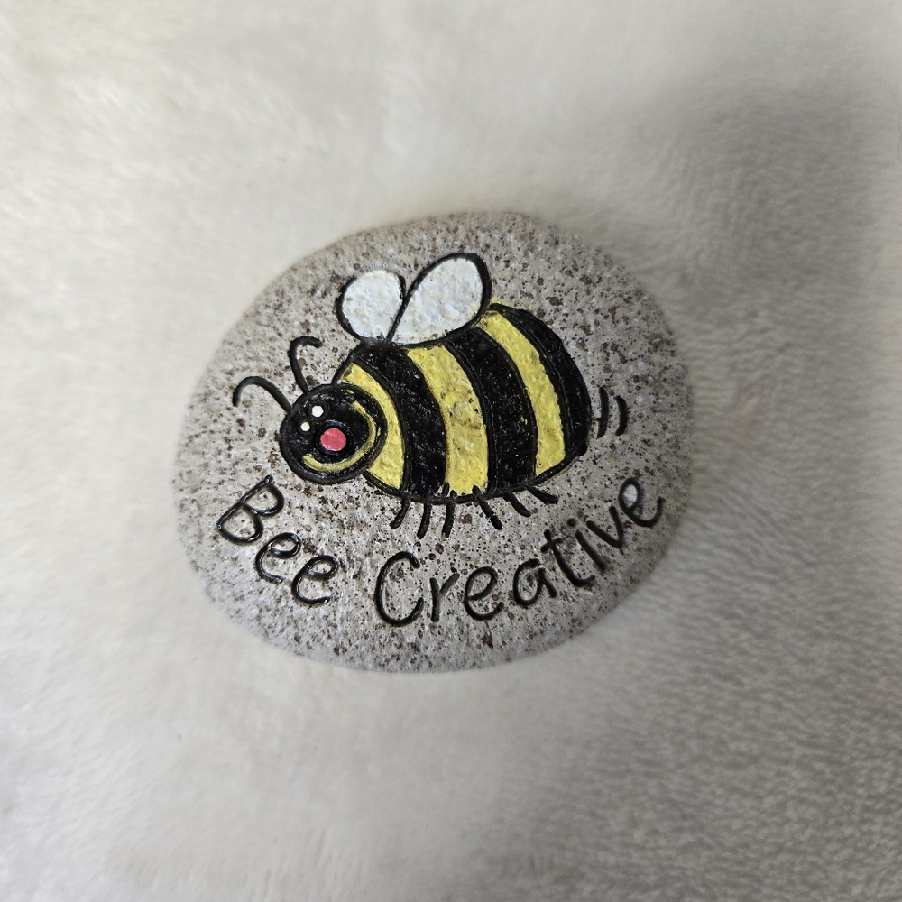 Yellow bee gnome and decor bundle - Picture 9 of 9